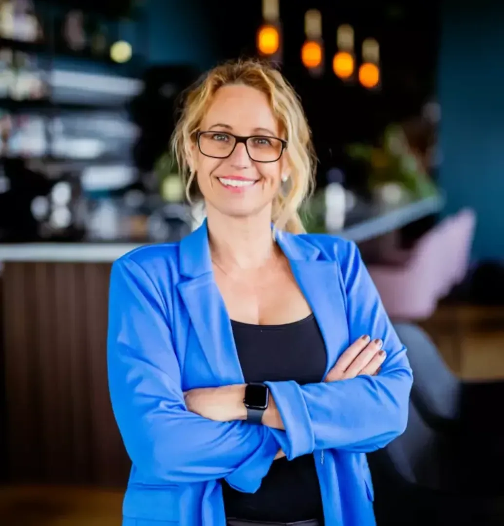 Jennie Ljungdahl i blå kavaj med armarna i kors