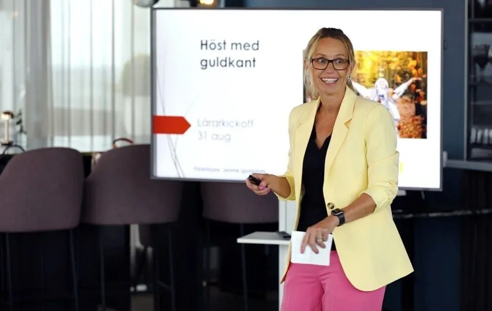 Jennie i gul kavaj föreläser vid en lärarkickoff